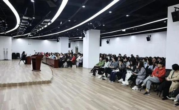 云管家 青春期孩子关门耍脾气？德胜中学讲座教你3招打开心门